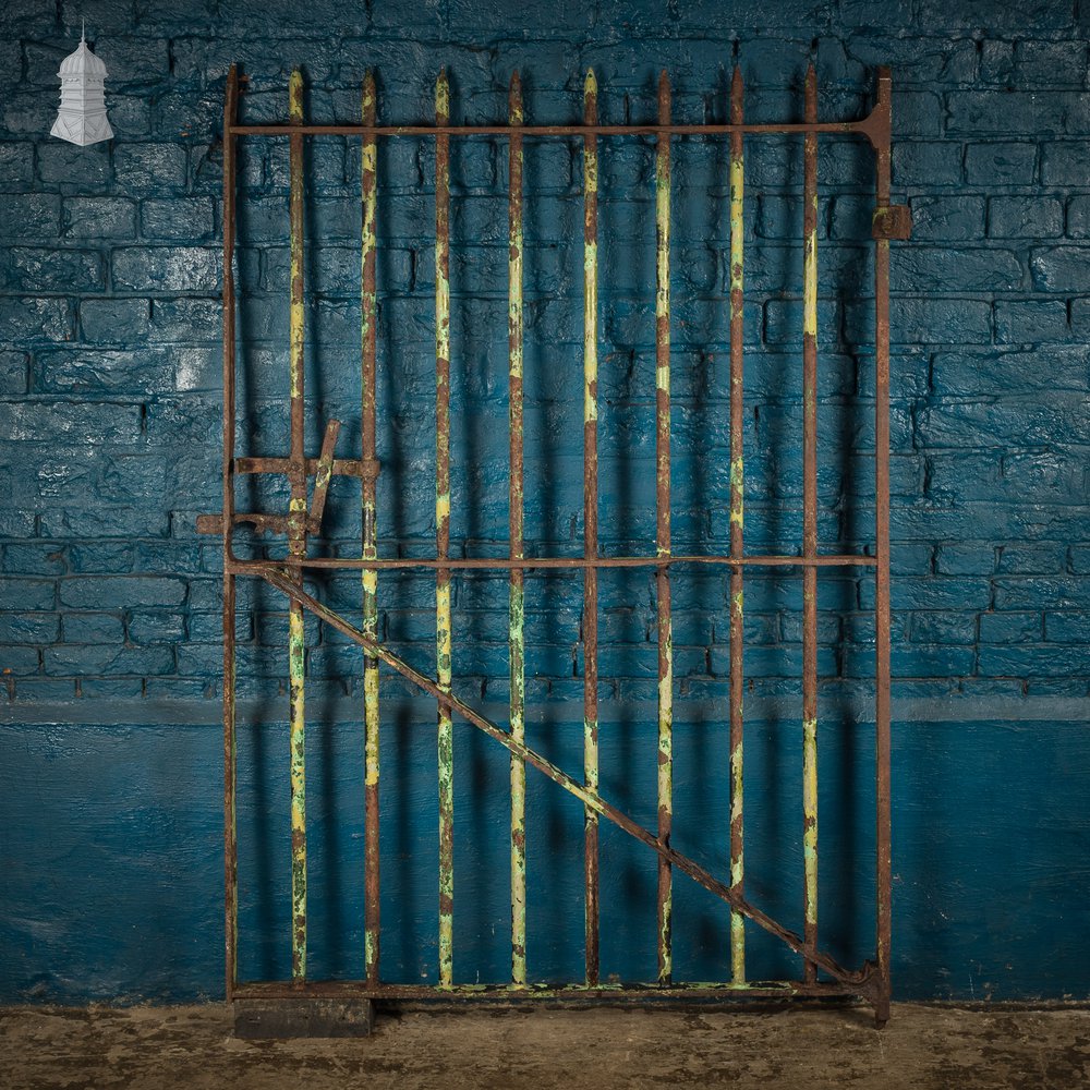 Spike Top Gate, Distressed Green Paint