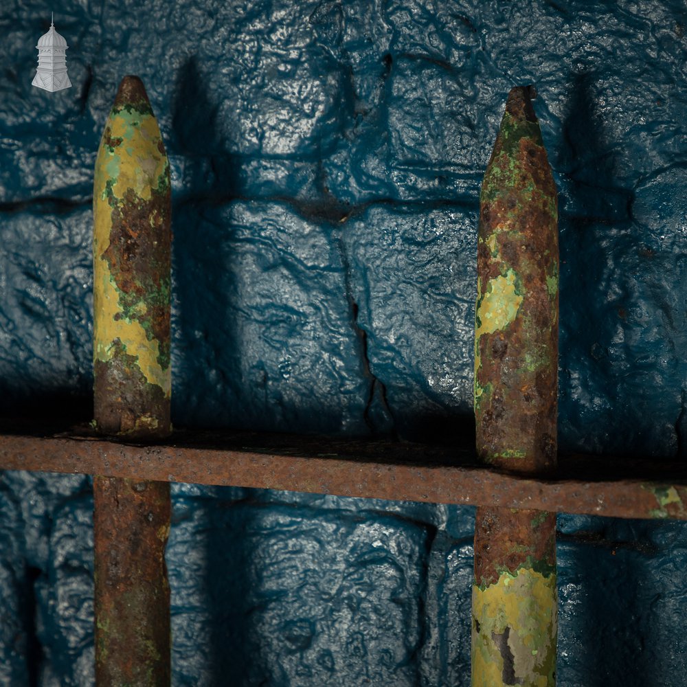 Spike Top Gate, Distressed Green Paint