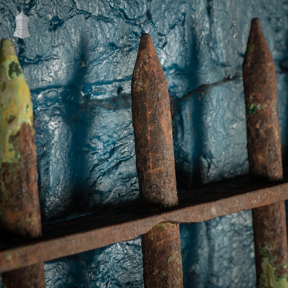 Spike Top Gate, Distressed Green Paint