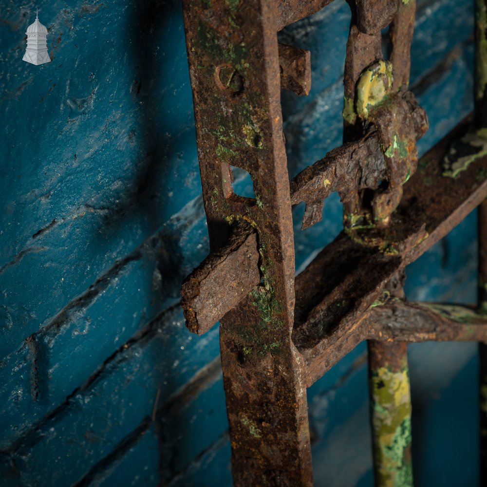 Spike Top Gate, Distressed Green Paint