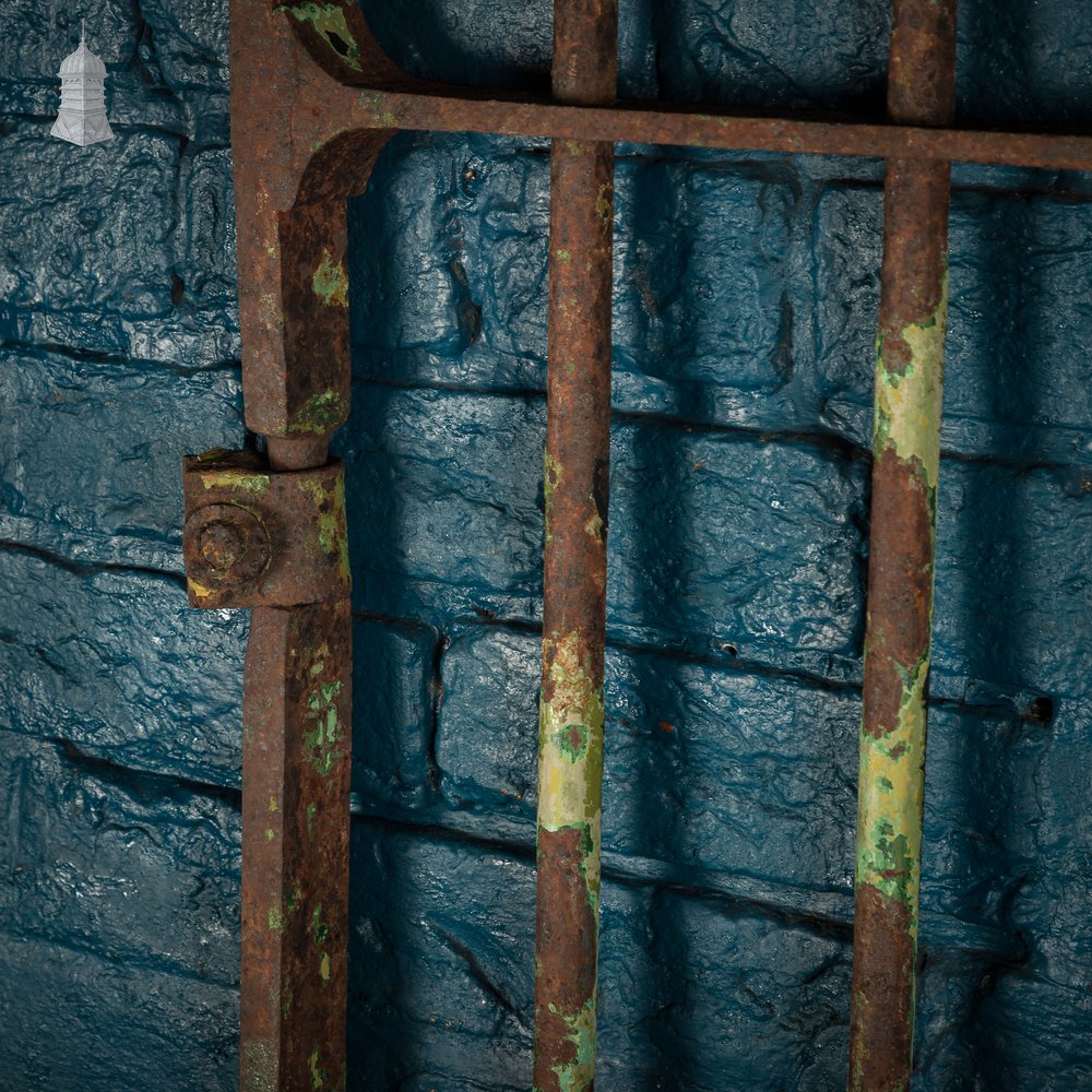 Spike Top Gate, Distressed Green Paint