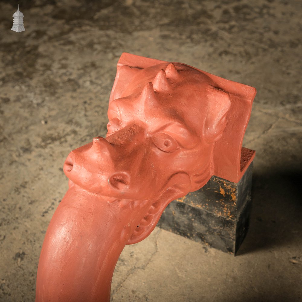 Running Outlet Offset Swan Neck, Dragon Head Design Downpipe Joints, Cast Iron Finished in Red Oxide Paint